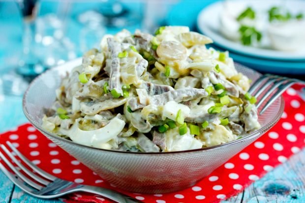 Salad with beef and champignons