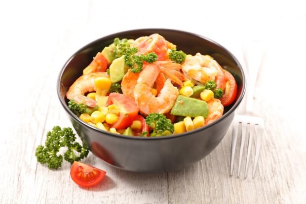 Salad with shrimp, avocado and corn