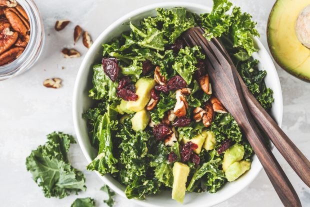 Green salad with avocado and dried cranberries