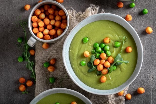 Pea soup with chickpeas