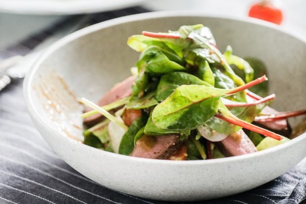 Salad with spinach, beef and radish