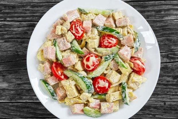 Salad with omelet and ham