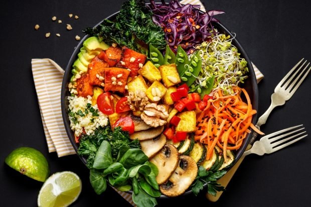 Salad bowl with mushrooms and tofu