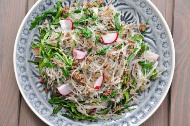 Salad with funchosa, fried minced meat, radish and arugula – a simple and delicious recipe, how to cook step by step