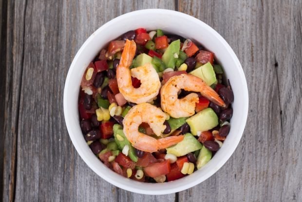 Salad with beans and shrimp