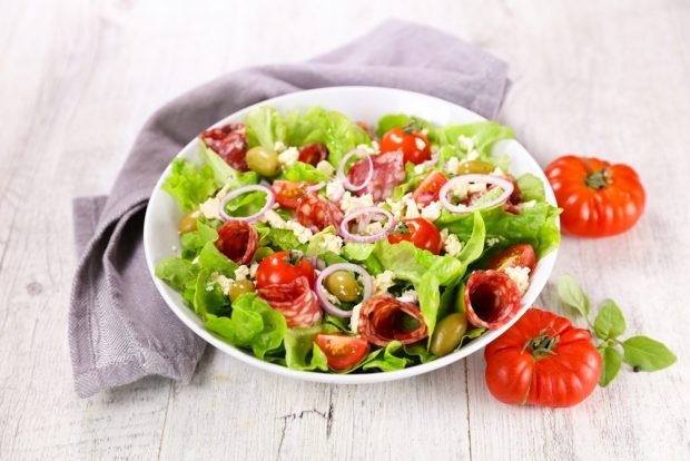 Salad with lettuce and smoked sausage 