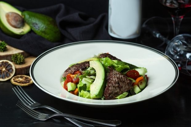 Salad with beef and avocado 