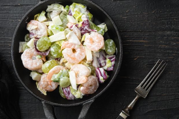 Sea salad with grapes