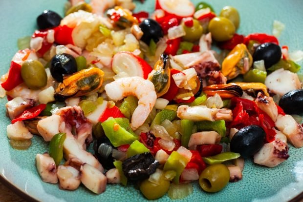 Salad with crab sticks, mussels and shrimp 