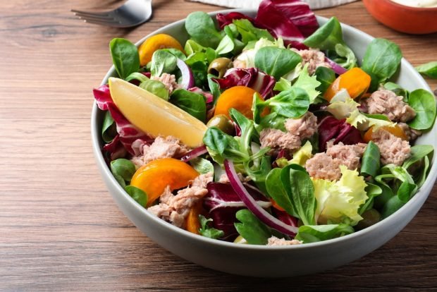 Salad with canned fish and spinach