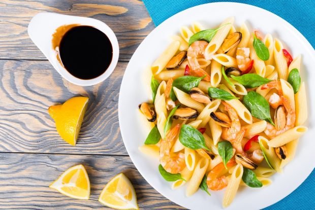 Salad with pasta and mussels 