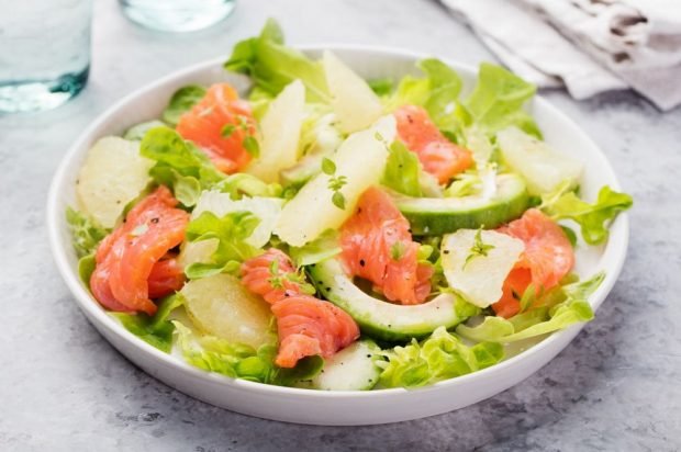 Salad with red fish, pomelo and avocado