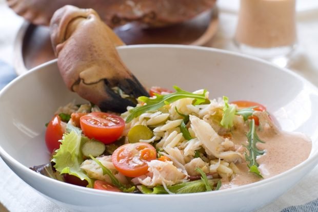 Salad with rice and crab meat 