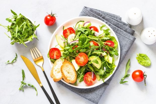 Vegetable salad with avocado