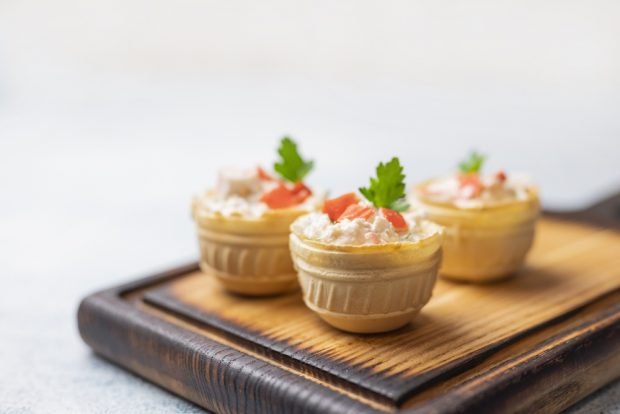 Salad with crab meat in tartlets