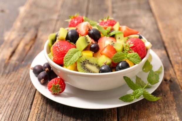 Strawberry, currant, kiwi and peach fruit salad is a simple and delicious recipe, how to cook step by step