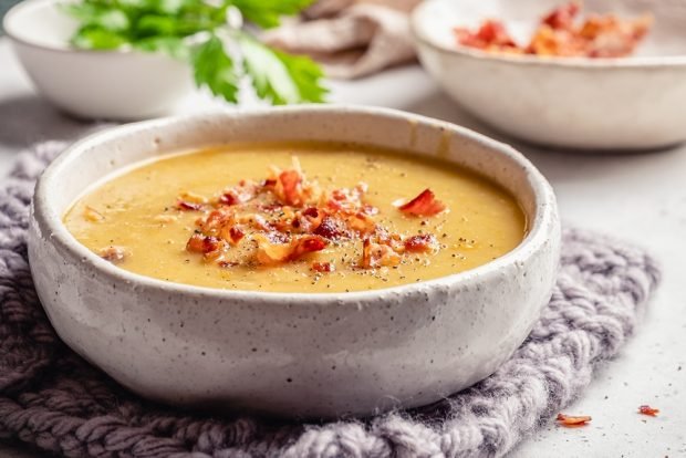 Pea soup with fried bacon 