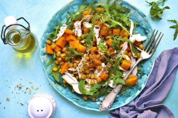 Warm salad with meat, pumpkin, chickpeas and arugula