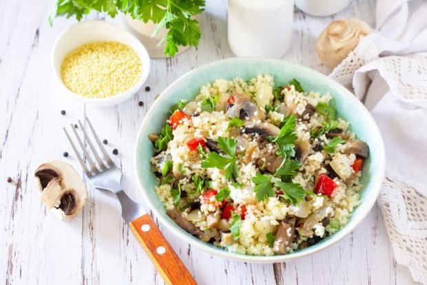 Oriental salad with couscous and mushrooms