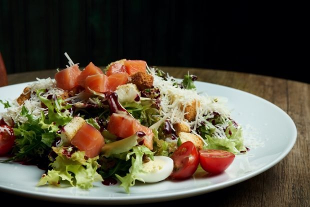 Caesar salad with salmon and quail eggs 