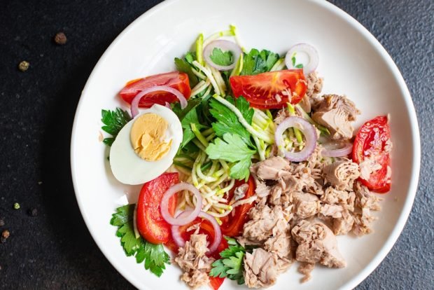 Salad with cucumber noodles and canned fish