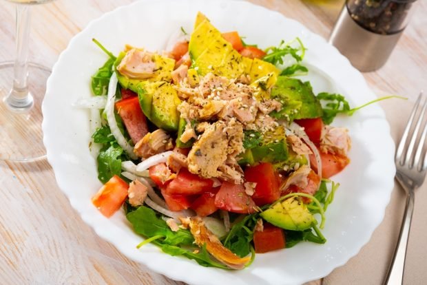 Salad with arugula, avocado and canned fish