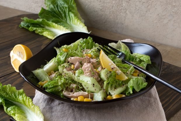 Salad with lettuce and cod liver 