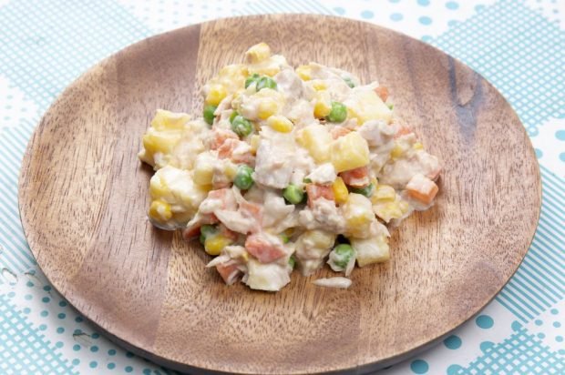 A hearty salad with tuna and pineapple is a simple and delicious recipe, how to cook step by step