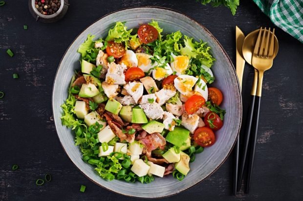 Meat salad with turkey, avocado and goat cheese