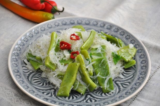 Salad with funchosa, string beans and hot pepper 