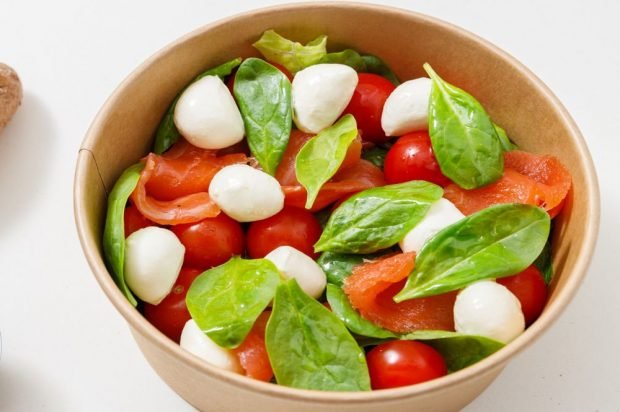 Mozzarella salad, cherry tomatoes, spinach and red fish