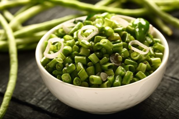 Salad with green peas and string beans