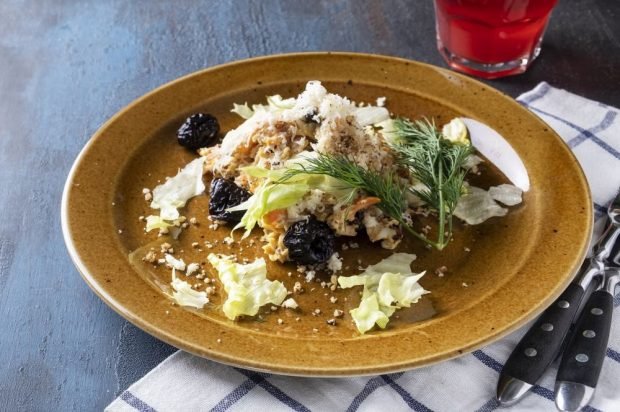 Salad with chicken, prunes and fried