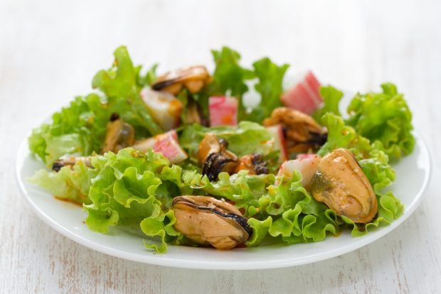 Salad with crab sticks and mussels