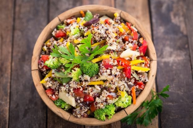 Salad with mushrooms, pepper and quinoa