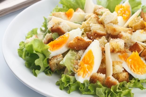 Caesar salad with quail eggs is a simple and delicious recipe, how to cook step by step