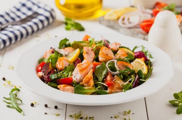 Salad of baked red fish, tomatoes and greens