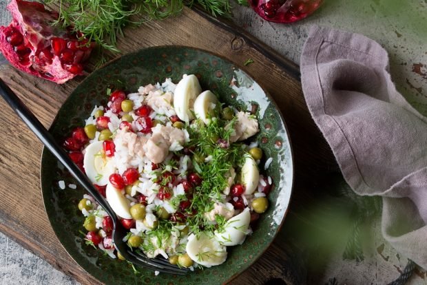 Salad with cod liver and pomegranate