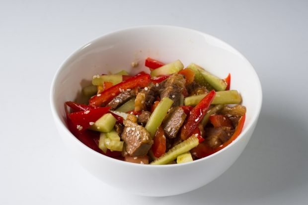 Salad with meat, bell pepper and cucumbers