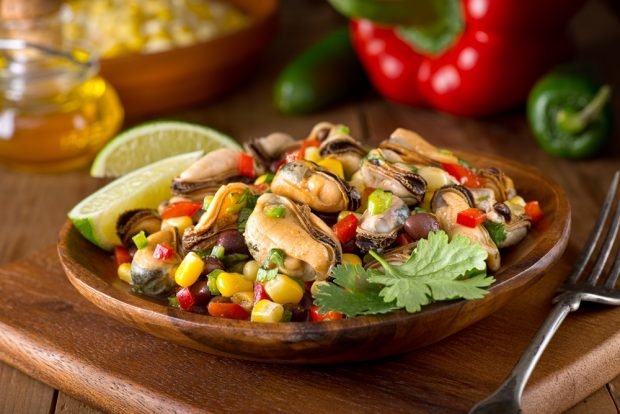 Mexican salad with mussels