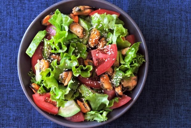 Salad with lettuce and mussels