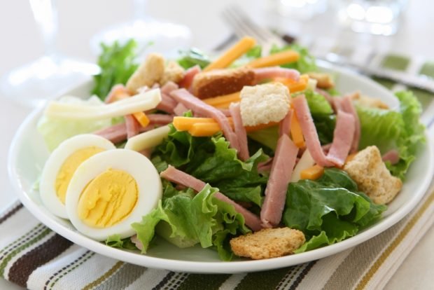 Salad with ham and crackers