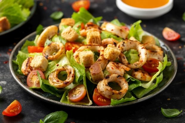 Seafood salad, tomatoes and crackers