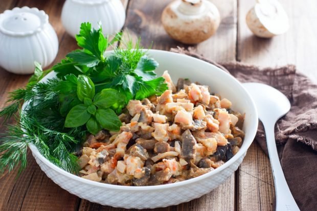 Salad with smoked chicken and fried mushrooms