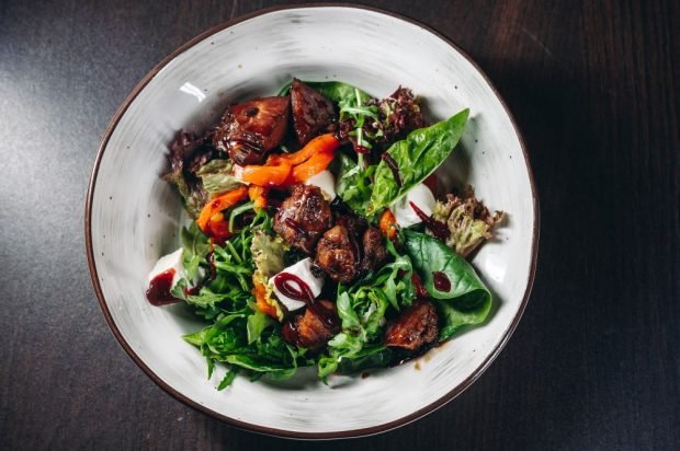 Warm salad with chicken liver, feta and herbs