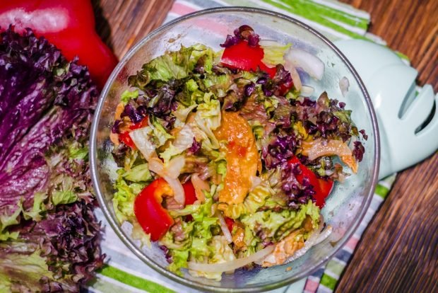 Salad with canned fish and pepper