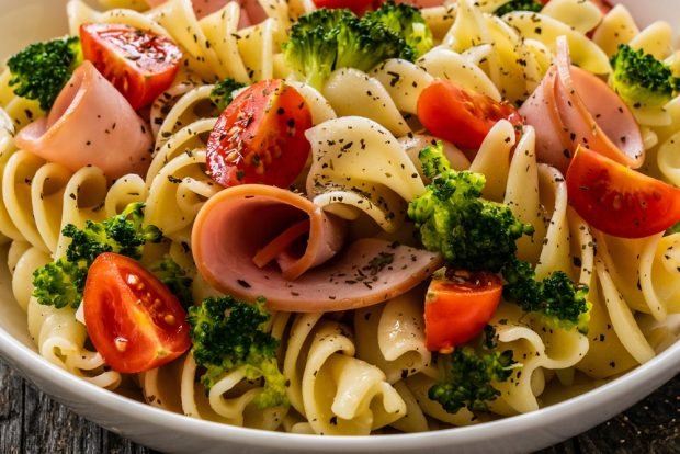 Salad with pasta, ham and broccoli