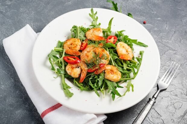 Warm salad with fried shrimp, arugula and hot pepper