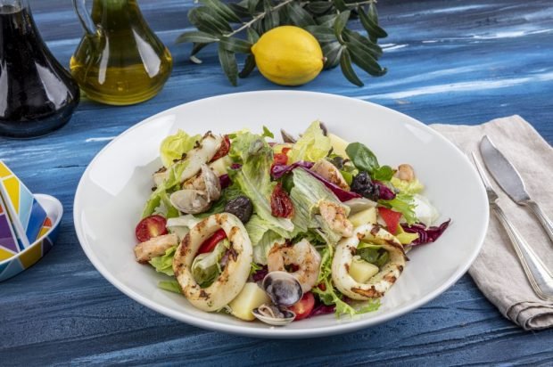 Salad with seafood, vegetables and prunes