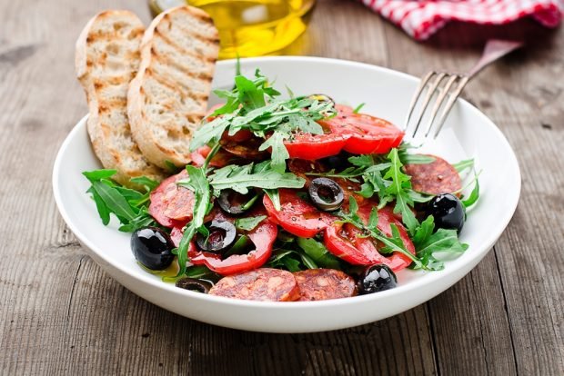 Mediterranean salad with smoked sausage